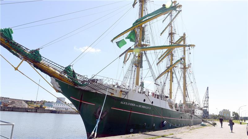 Die „Alexander von Humboldt II“ liegt mit Mastschäden an der Kaje. Foto: Masorat