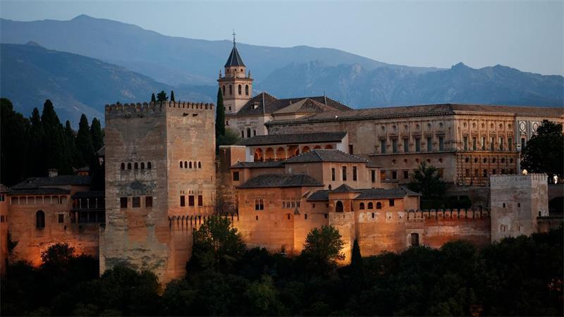 Die Alhambra in Granada gilt als herausragendes Beispiel mittelalterlicher maurischer Architektur in Europa. (Archivbild)