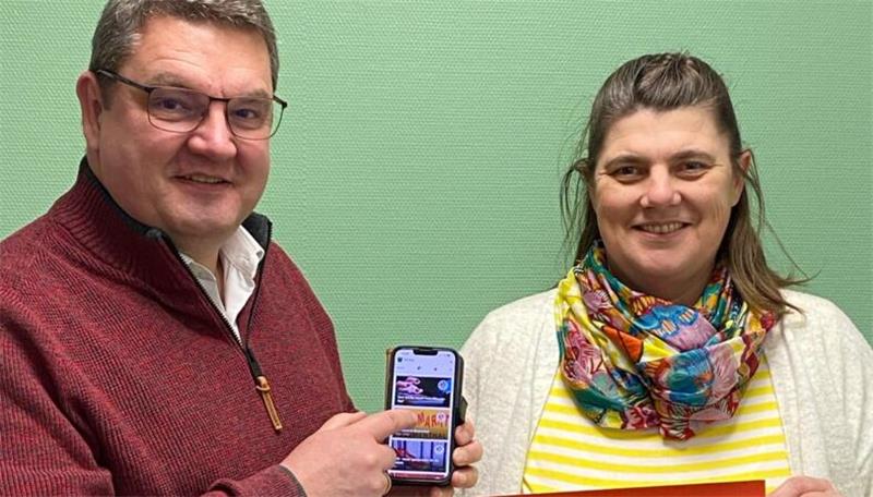 Samtgemeinde Oldendorf-Himmelpforten: Was an der neuen App besonders ist Die Allesamt-App steht zum Download bereit. Mit der App sollen die Bürgerinnen und Bürger transparent und direkt informiert werden, so Samtgemeindebürgermeister Holger Falcke und Martina Wagner vom Standortmarketing.