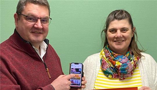 Die Allesamt-App steht zum Download bereit. Mit der App sollen die Bürgerinnen und Bürger transparent und direkt informiert werden, so Samtgemeindebürgermeister Holger Falcke und Martina Wagner vom Standortmarketing.