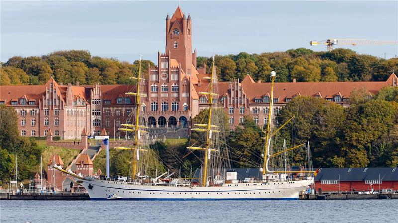 Ausbildungsstart künftiger Marineoffiziere erstmals in Parow Die „Alma Mater“ für die Offiziere der Deutschen Marine soll trotz Umstrukturierung der Ausbildung die Marineschule in Mürwik bleiben.