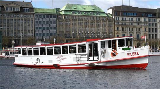 Die Alsterdampfer fahren wieder. Und eines der 18 Schiffe ist elektrisch mit Batterieantrieb unterwegs - der Dampfer „Eilbek“.
