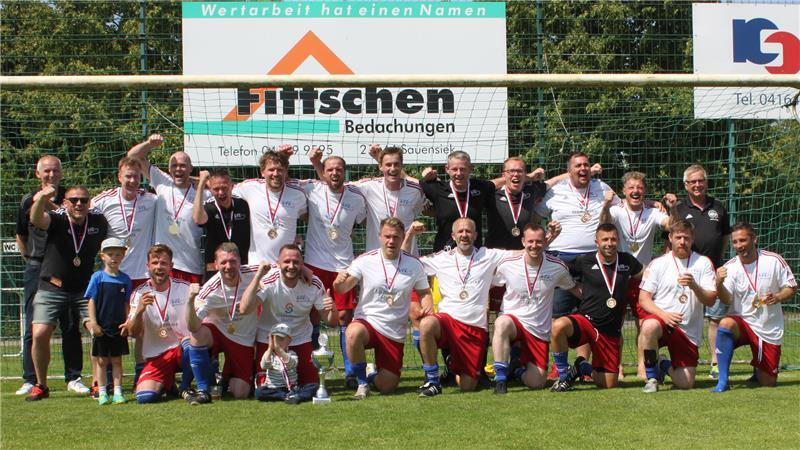 Immenbeck feiert und zwei Stader Teams beweisen Pokalroutine Die Alten Herren des VfL Güldenstern Stade haben sich im Pokalfinale gegen den FC O/O im Elfmeterschießen durchgesetzt.