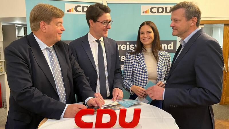 Vanessa Zobel: Ein Dorfkind will für die CDU in den Bundestag Die Alten und die Neuen: Enak Ferlemann (links) - Bundestagsabgeordneter aus Cuxhaven - beendet seine Laufbahn im Parlament, genau wie Oliver Grundmann (rechts) aus Stade. Für sie treten Christoph Frauenpreiß und Vanessa Zobel an.