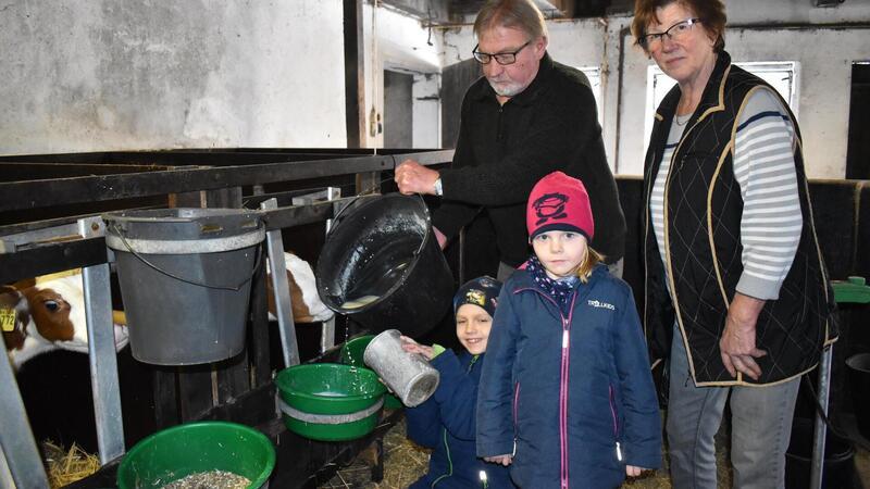 Während der Bauernproteste: Das passiert auf den Höfen Die Altenteiler Günther und Christa von Glahn, hier mit den beiden Enkeln Henk (8) und Elli (5), springen ein, wenn ihr Sohn wegen der Bauernproteste keine Zeit zum Füttern hat.