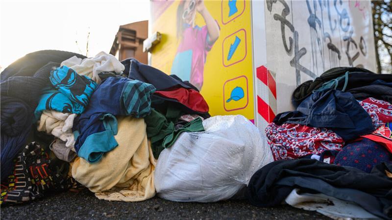 Helgoland: Insulaner bleiben derzeit auf Altkleidern sitzen Die Altkleider von Helgoland werden aktuell nicht mitgenommen. (Symbolfoto)