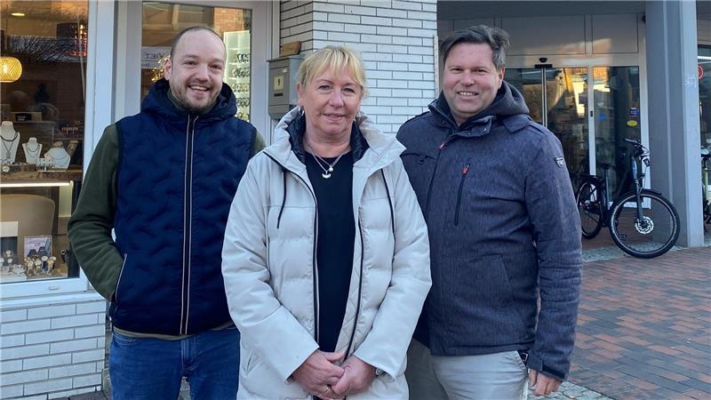 Die Altklosteraner Geschäftsinhaber Jan Jordan von Juwelier Luttmer und Marc Swierzy von der Bike Station mit ihrer Landenvermieterin Anke Habedank.