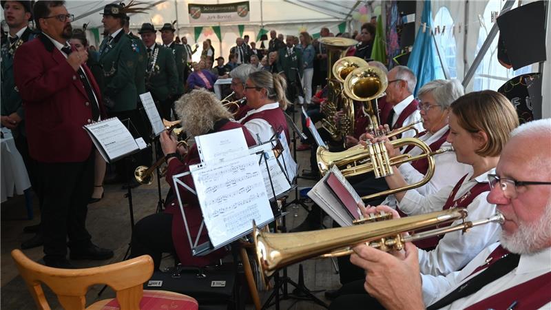 „Lebenstraum ist wahr geworden“: Er ist der neue Schützenkönig von Jork-Borstel Die Altländer Blasmusik sorgt für die musikalische Begleitung.