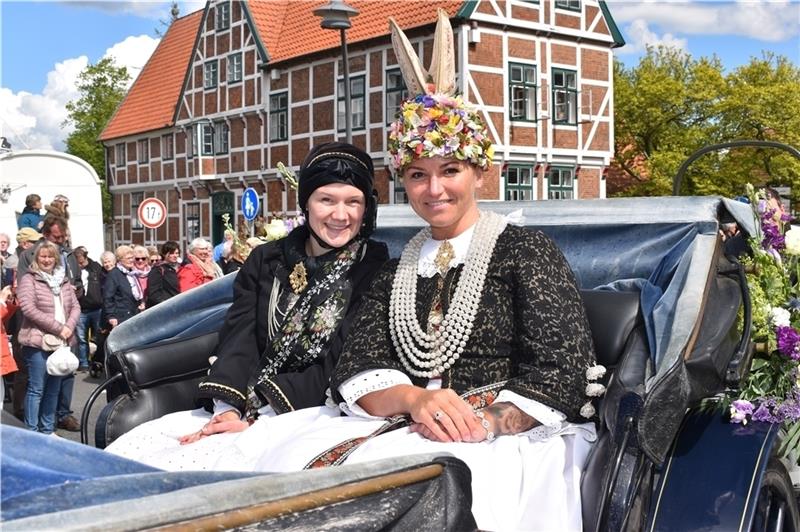 Die Altländer Blüten königin Marina Tajger (rechts), hier nach der Krönung mit ihrer Vorgängerin Raika Christin Stresska, bleibt im Amt . Foto: Vasel