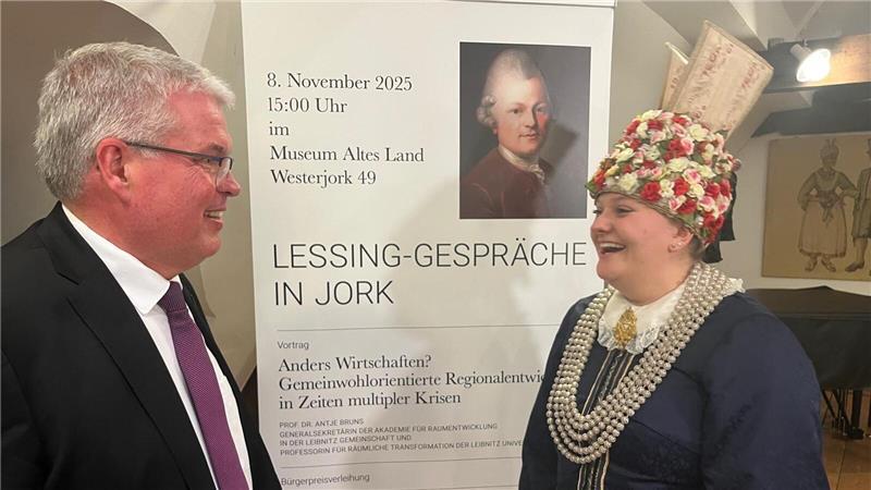 Jorks Bürgerpreis geht an Jens Stechmann: Der Mann mit der Obstbau-DNA Die Altländer Blütenkönigin Ella Weilert im Gespräch mit Bürgermeister Matthias Riel.