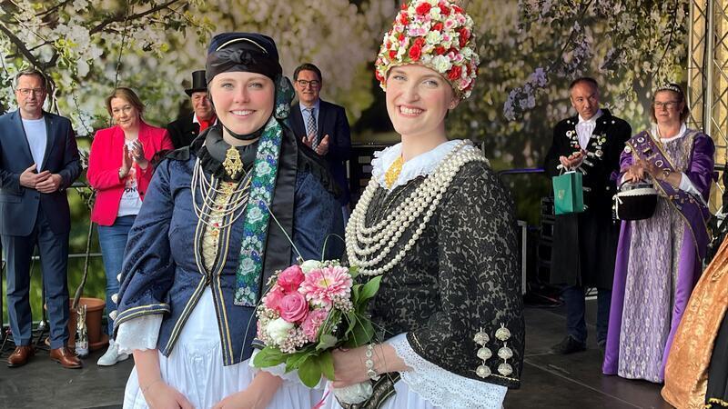 Altländer erfüllen Träume: Platz frei beim Blütencorso der neuen Königin Die Altländer Blütenkönigin Linn Schuback (2024/2025) - hier gemeinsam mit ihrer Vorgängerin Anna-Sophie Sietas nach der Krönung - dankt im Mai ab.