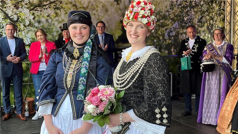 Die Altländer Blütenkönigin Linn Schuback (2024/2025) - hier gemeinsam mit ihrer Vorgängerin Anna-Sophie Sietas nach der Krönung - hat abgedankt.