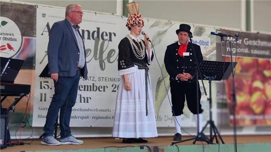 Die Altländer Blütenkönigin Linn Schuback eröffnet gemeinsam mit Samtgemeindebürgermeister Timo Gerke (rechts) und Jorks Bürgermeister Matthias Riel das 21. Apfelfest.