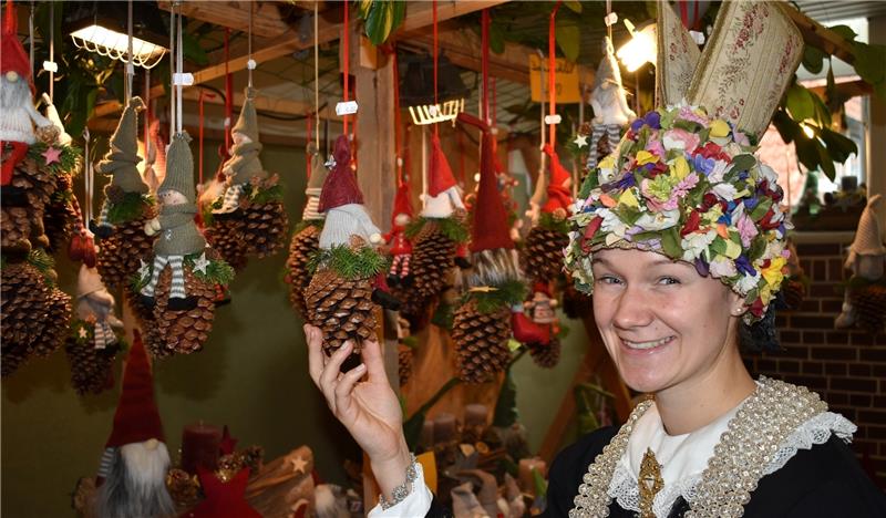 Die Altländer Blütenkönigin Raika Christin Stresska hatte nach dem Erntedank-Gottesdienst in der Kirche ihren zweiten Auftritt auf dem St. Matthias-Markt. Hier bewundert sie die weihnachtlichen Waldwichtel. Fotos Vasel