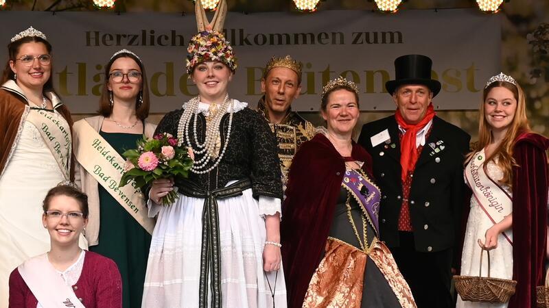 Die Altländer Blütenkönigin sticht mit ihrer Tracht unter den Produktköniginnen -und -königen hervor.