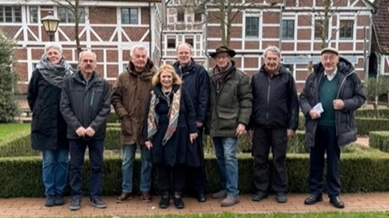 Altländer Kulturvereine funken SOS - und starten Rettungsversuch Die Altländer Kulturvereine wollen stärker zusammenarbeiten (von links): Inge Renzow (Heimatverein von de Est); Hans Herbert Mohr (900 Jahre Neuenfelde); Bernd Sänger (Verein Borsteler Hafen); Doris Marks (Kulturverein Steinkirchen u. Umgebung); Dr. Boy Friedrich (Kulturverein Jork); Jürgen Meyer (Kulturverein Steinkirchen u. Umgebung); Theis Sumfleth (Aue /Lühe- Verein) und Claus Ropers vom Verein zur Erhaltung und Förderung Altländer Kultur Jork.