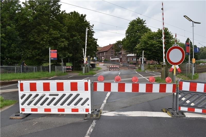 Die Altländer Straße in Dollern führt am S-Bahnhof vorbei hinauf zur Kreuzung Hauptstraße/Hagener Weg. Archivfoto: Vasel