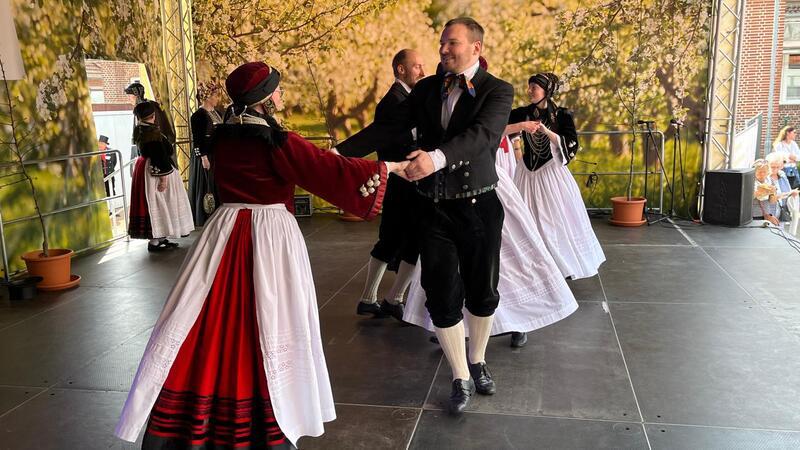 Die Altländer Trachtengruppe bei ihrem Auftritt auf dem Blütenfest.