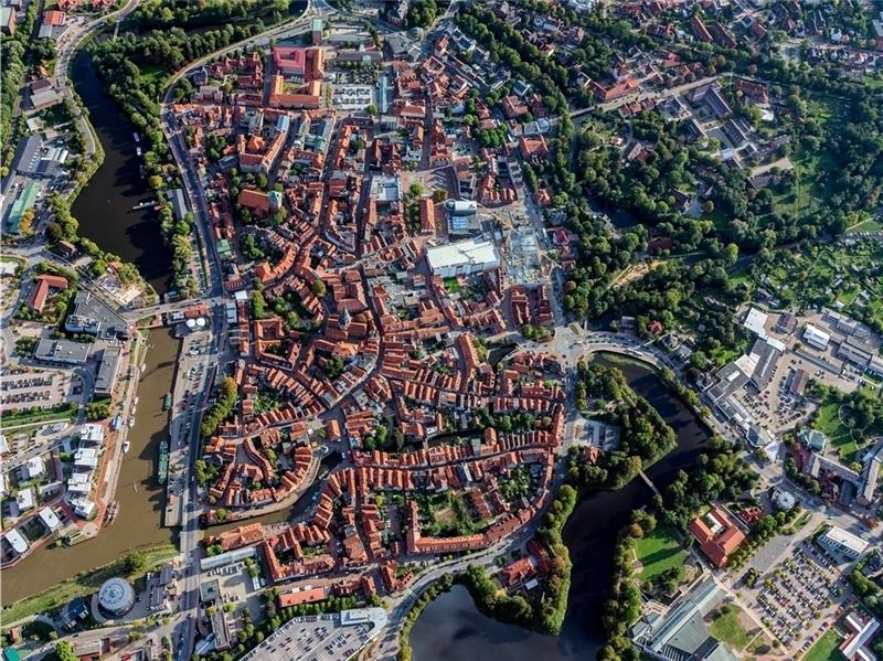 Die Altstadt mit den Wallanlagen aus 1000 Meter Höhe: Stades Kern soll aufgehübscht werden. Foto: Martin Elsen