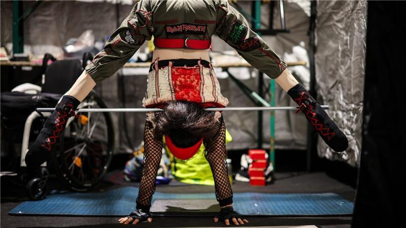 Die Aluminiumstange stabilisiert die Füße und gibt der gelähmten Artistin Orientierung.