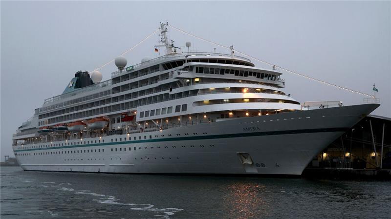 Warum das Kreuzfahrtschiff "Amera" überraschend in Cuxhaven festmacht Die "Amera" soll am Freitag in Cuxhaven zu Gast sein. Foto: Bernd Wüstneck/dpa