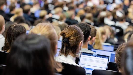 Die Ampel-Koalition hatte zum Wintersemester 2022/23 den Bafög-Satz für Studentinnen und Studenten angehoben.