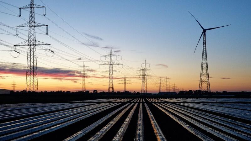 Die Ampel-Koalition will das Bundesbedarfsplangesetz ändern. Hauptziel ist, den Strom, der im Norden Deutschlands produziert wird, künftig schneller in den Süden und Westen des Landes transportieren zu können.