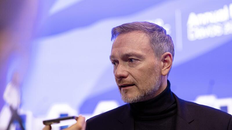Lindner wirbt für Offenheit für andere Agrar-Erleichterungen Die Ampel hat die Sparpläne bei der Landwirtschaft bereits abgeschwächt. Die Steuervergünstigungen beim Agrardiesel sollen demnach nicht auf einen Schlag enden. Das weiter aufzuschieben, lehnt FDP-Chef Christian Lindner ab.