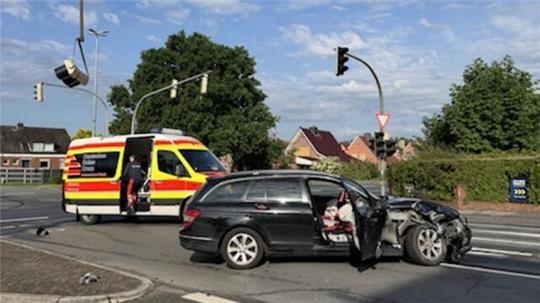 Die Ampel (links oben) wurde bei dem Unfall am Sonntagmorgen beschädigt. Am Nachmittag krachte es an der B73-Kreuzung in Stade erneut.