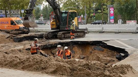 Die Amsinckstraße ist nach einem Wasserrohrbruch wieder zeitweilig auf zwei Streifen stadteinwärts befahrbar. (Archivbild)
