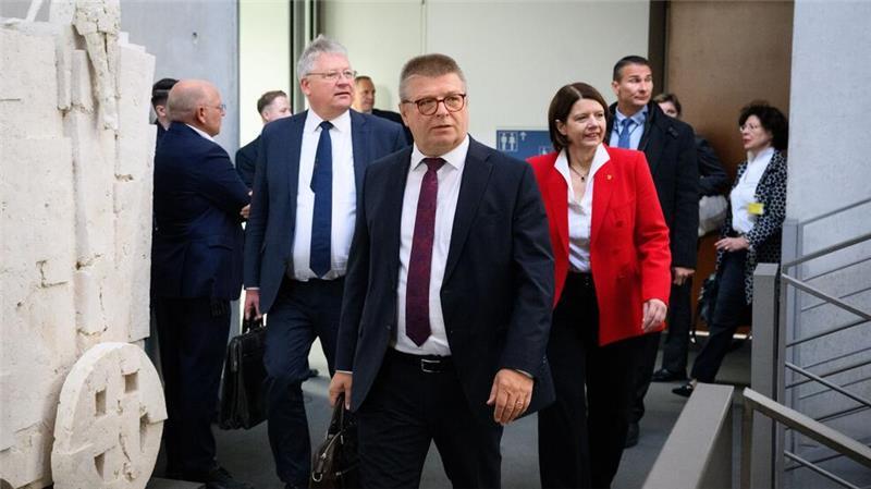 Russische Sabotage - Zufall verhinderte Flugzeugabsturz Die Amtsleitung aller drei Nachrichtendienste pochte auf ausreichende Befugnisse für ihre Mitarbeiterinnen und Mitarbeiter.