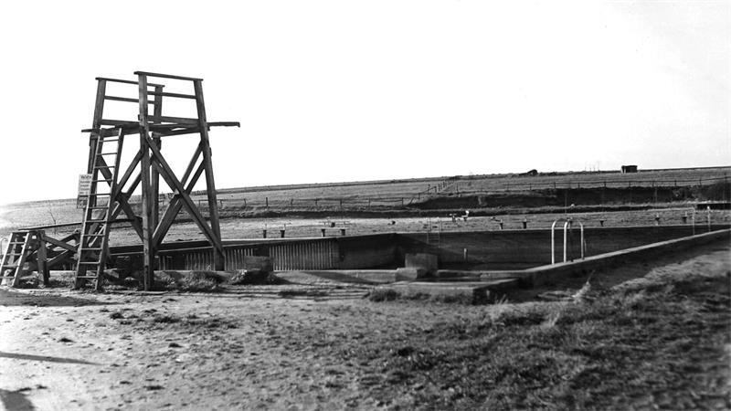 Was Kartoffelkäfer und Ziegenböcke über Harsefelds Geschichte erzählen Die Anfänge: Vom alten Sprungturm sprangen die Besucher des Freibades Ende der 1930er Jahre ins Wasser.