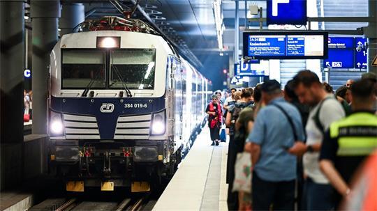 Die Anfang Mai gestartete Bahnverbindung zwischen Kopenhagen und Prag wird in der Ferienzeit vier Wochen lang nicht als Direktverbindung angeboten. 