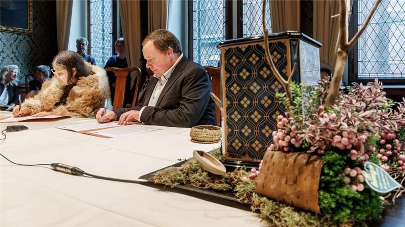 Die Angehörigen der indigenen Gemeinschaft der Selk’nam nehmen im Lübecker Rathaus die Urne mit dem Schädel eines ihrer Vorfahren in Empfang.