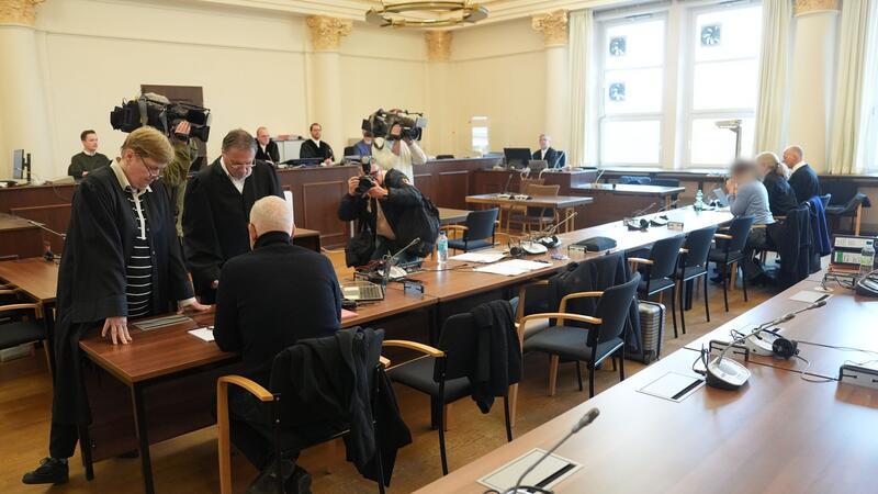 Tod eines Teenagers - Bewährungsstrafe für Narkosearzt Die Angeklagte (3.v.r) und der Angeklagte (3.v.l) im Prozess um Tod nach Zahnbehandlung. (Archivfoto)