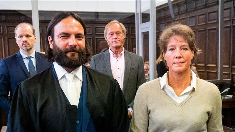 Die Angeklagte Block (rechts) steht vor Beginn des Verhandlungstags neben ihrem Anwalt im Gerichtssaal. 