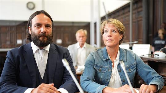 Die Angeklagte Christina Block sitzt neben ihrem Verteidiger Ingo Bott im Gerichtssaal.