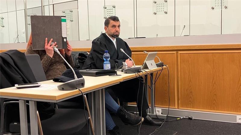 Die Angeklagte, die Mitglied der „Kaiserreichsgruppe“ gewesen sein soll, wird von Rechtsanwalt Fuat Yalti verteidigt. (Archivbild)