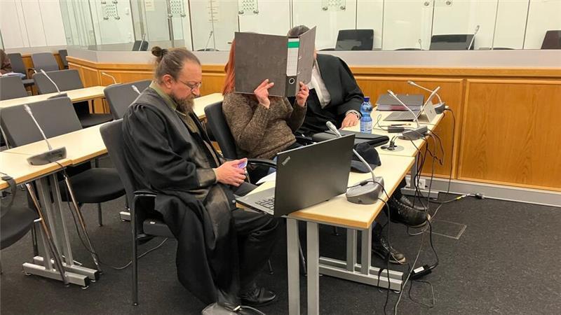 Die Angeklagte, die nicht in Untersuchungshaft sitzt, versteckte am ersten Prozesstag ihr Gesicht hinter einem Aktenordner. Sie schwieg zu den Vorwürfen.