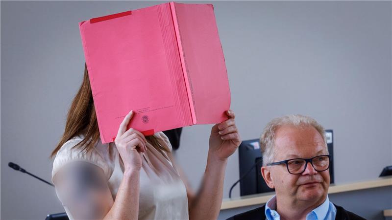 Die Angeklagte hat sich bislang vor Gericht nicht zu den Vorwürfen geäußert. 