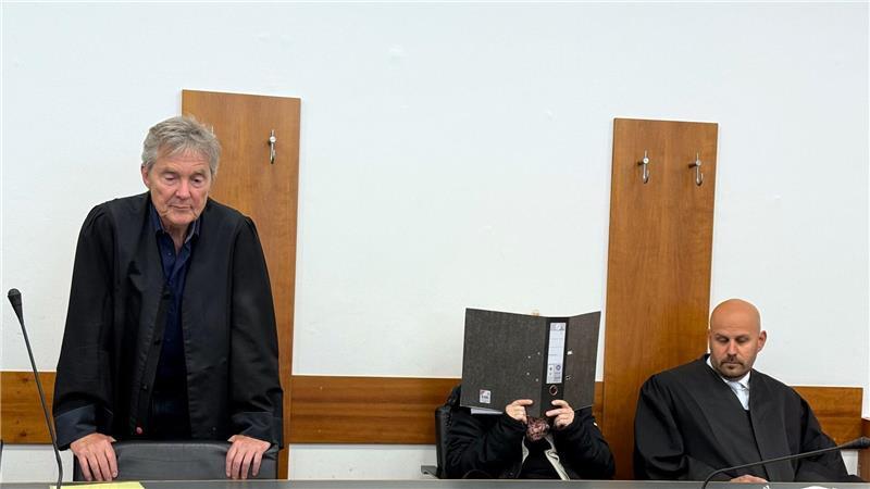 Die Angeklagte hatte sich mit einer gefälschten Approbationsurkunde eine Stelle als Narkoseärztin erschwindelt. 