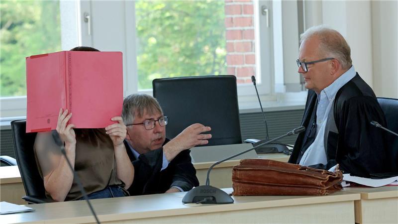 Die Angeklagte (l-r), wird von den Rechtsanwälten Andreas Ohm und Thomas Löcker verteidigt.