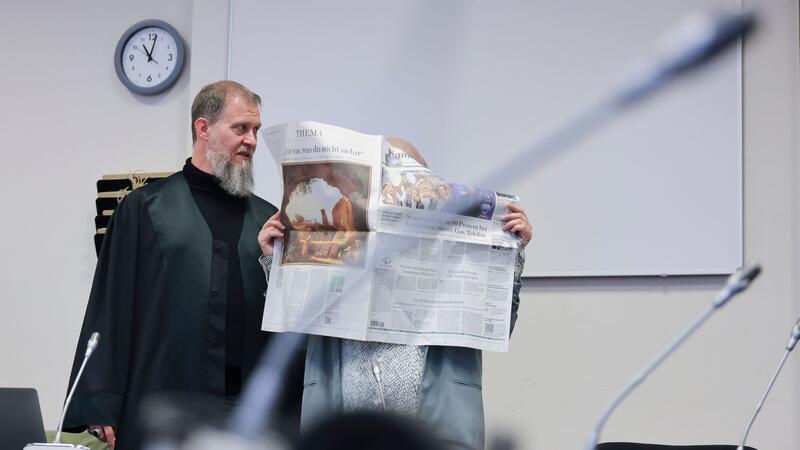 Die Angeklagte (r) und ihr Anwalt Martin Heising stehen zu Prozessbeginn im Gerichtssaal im Strafjustizgebäude.