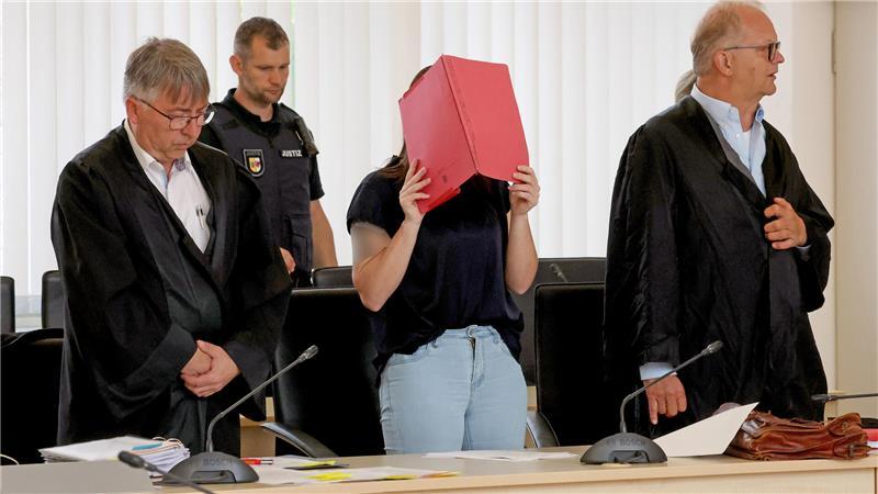 Die Angeklagte samt ihrer Anwälte im Gerichtssaal.