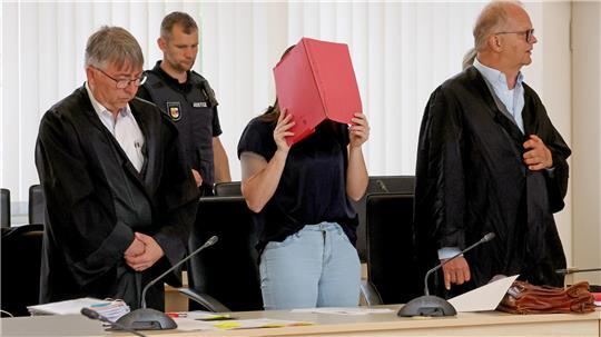 Die Angeklagte samt ihrer Anwälte im Gerichtssaal.