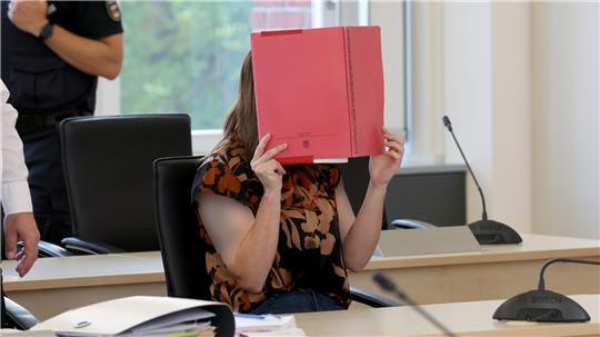 Die Angeklagte schweigt bislang vor Gericht zu den Vorwürfen. 