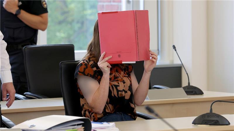 Die Angeklagte schweigt bislang vor Gericht zu den Vorwürfen. 