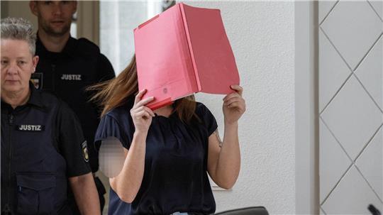 Die Angeklagte schweigt bislang zu den Vorwürfen. 