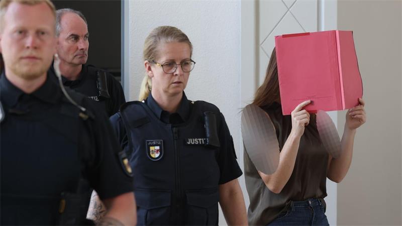 Die Angeklagte schweigt bislang zu den Vorwürfen.