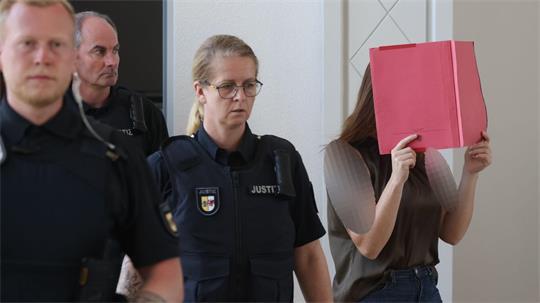 Die Angeklagte schweigt bislang zu den Vorwürfen.